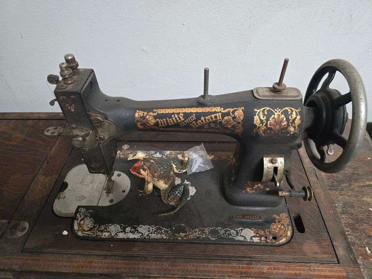 ANTIQUE? WHITE FR 306112 MANUAL SEWING MACHINE IN SOLID WOODEN TABLE WITH VARIOUS ACCESSORIES