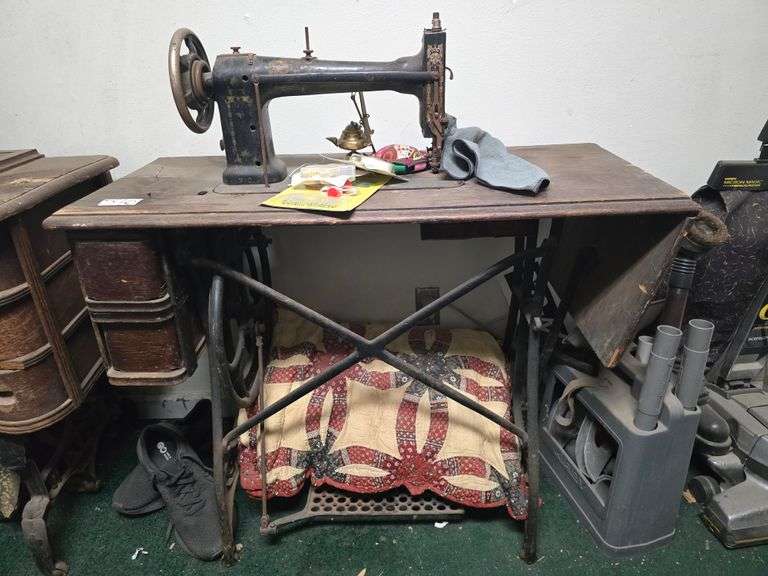 ANTIQUE? WHITE 910 MANUAL SEWING MACHINE IN SOLID WOODEN TABLE WITH VARIOUS ACCESSORIES
