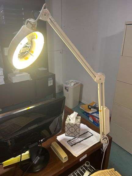 Luxo desk mounted kfm magnifier loupe 120v 22w 60hz in great working condition