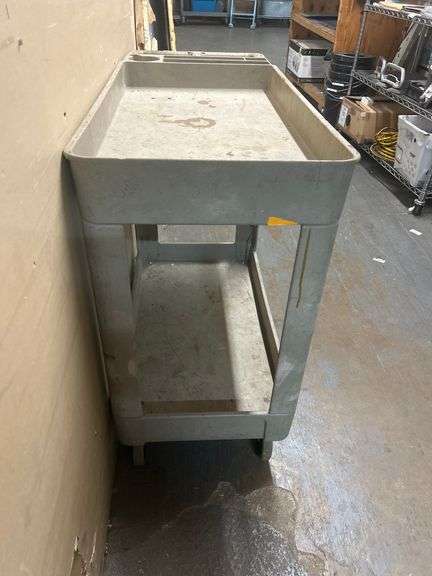 Rubbermaid 2-tier plastic warehouse cart aprox 39"x17.5"x33"