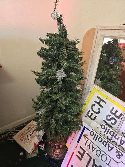 4' PRE LIT CHRISTMAS TREE IN STAND