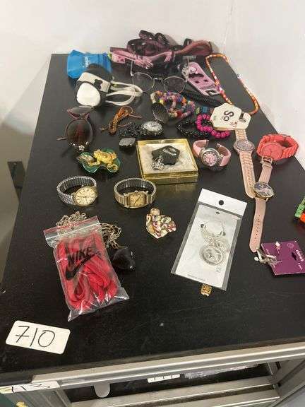 Various jewelry, accessories, gold pieces, ect