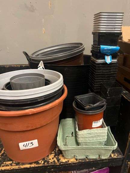PLASTIC PLANTERS IN A WIDE VARIETY OF SIZES