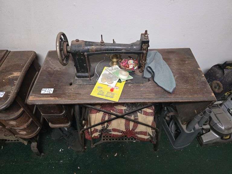 ANTIQUE? WHITE 910 MANUAL SEWING MACHINE IN SOLID WOODEN TABLE WITH VARIOUS ACCESSORIES