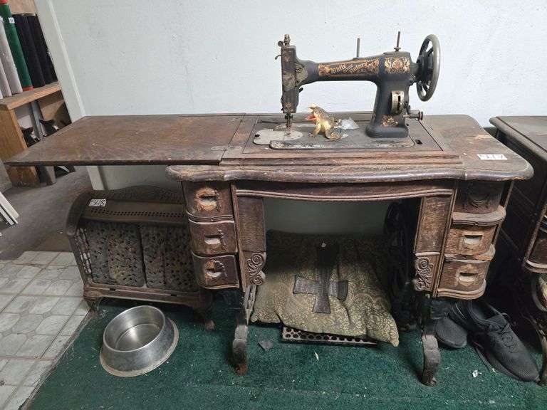 ANTIQUE? WHITE FR 306112 MANUAL SEWING MACHINE IN SOLID WOODEN TABLE WITH VARIOUS ACCESSORIES