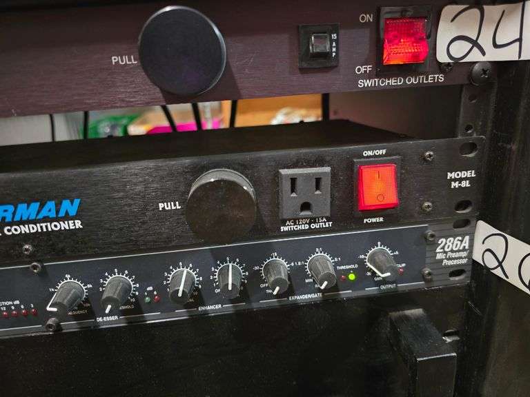 FURMAN POWER CONDITIONER M-8L MERIT SERIES WITH POWER CABLE