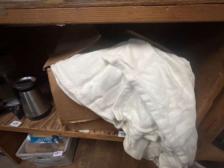 WHITE HEAVY BLANKETS GOOD FOR MOVING