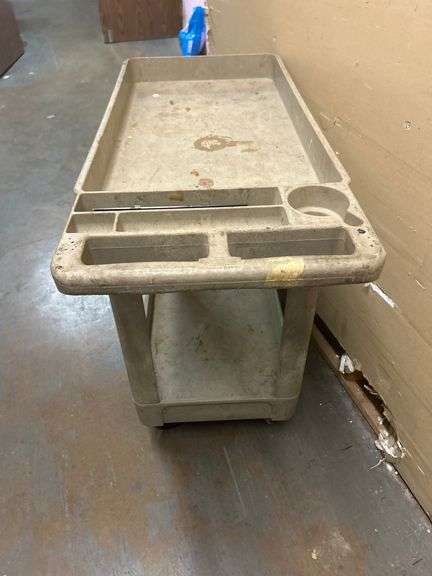 Rubbermaid 2-tier plastic warehouse cart aprox 39"x17.5"x33"
