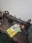 ANTIQUE? WHITE 910 MANUAL SEWING MACHINE IN SOLID WOODEN TABLE WITH VARIOUS ACCESSORIES