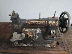 ANTIQUE? WHITE FR 306112 MANUAL SEWING MACHINE IN SOLID WOODEN TABLE WITH VARIOUS ACCESSORIES