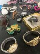 Various jewelry, accessories, gold pieces, ect