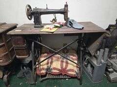 ANTIQUE? WHITE 910 MANUAL SEWING MACHINE IN SOLID WOODEN TABLE WITH VARIOUS ACCESSORIES