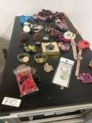 Various jewelry, accessories, gold pieces, ect