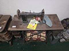 ANTIQUE? WHITE 910 MANUAL SEWING MACHINE IN SOLID WOODEN TABLE WITH VARIOUS ACCESSORIES