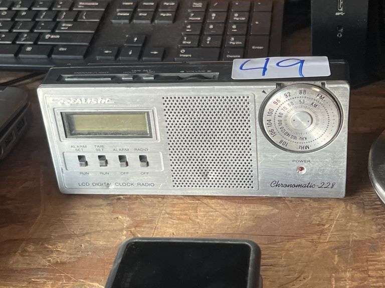 REALISTIC LCD DIGITAL CLOCK RADIO CHRONOMATIC 228 MODEL 12-1535