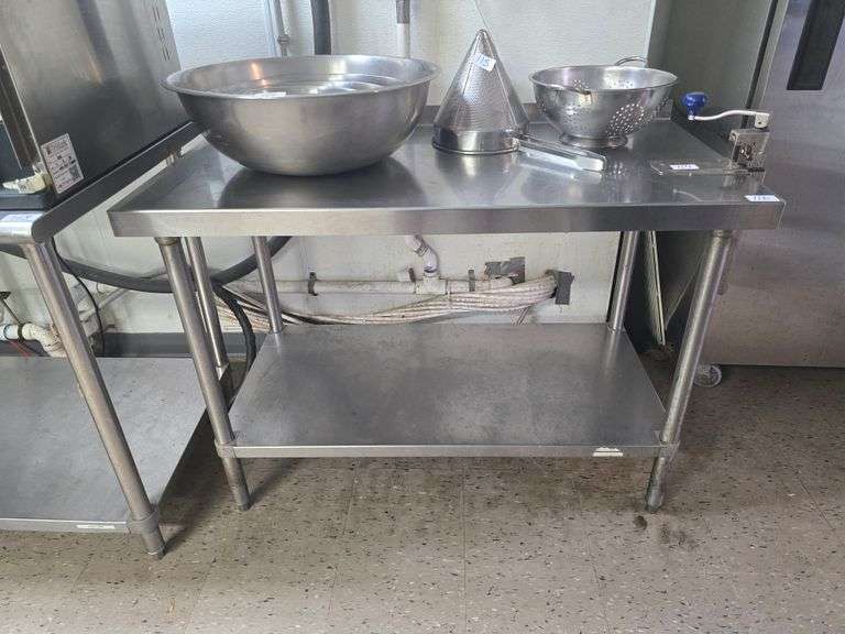 STAINLESS STEEL COMMERCIAL FOOD PREP TABLE APROX 4'x2'x35"