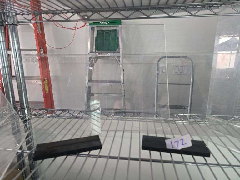 CLEAR TABLETOP DISPLAYS WITH 5 IN LOT