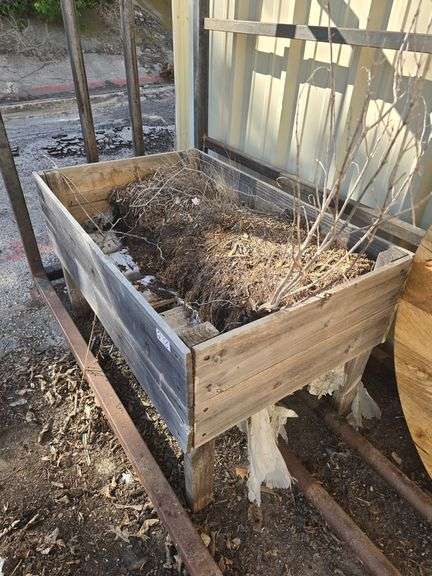 MJ GARDEN COLLECTION WOODEN FLOWER PLANTER APROX 3'x2'x2'