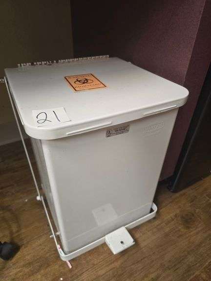 UNITED FIREFIGHTER ST7 SERIES METAL TRASH BIN WITH FOOT PEDAL APROX 13"x1'x18"H