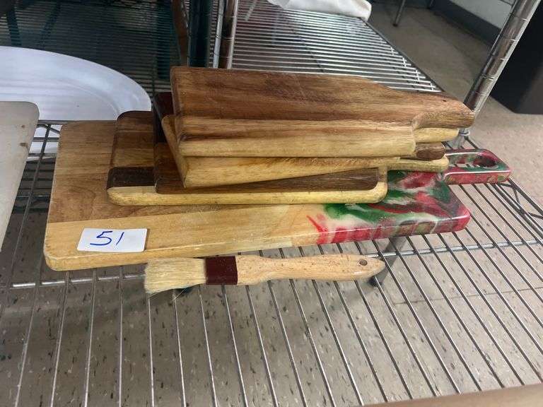 VARIOUS SIZE WOODEN CUTTING BOARDS