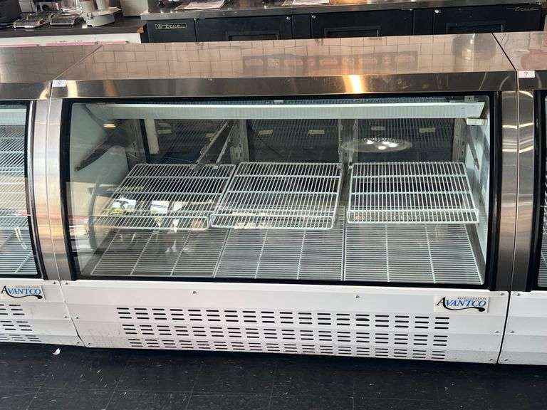 AVANTCO REFRIGERATION 178DLC64HCW 64" WHITE CURVED GLASS REFRIGERATED DELI CASE WITH 6 REMOVABLE METAL SHELVES VERY CLEAN GREAT WORKING CONDITION