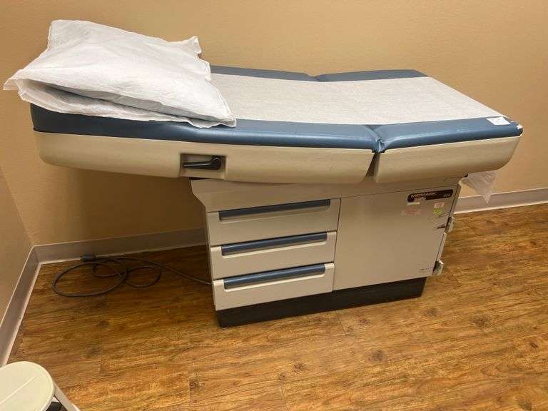 MIDMARK 404 MANUAL EXAM TABLE WITH 3-DRAWERS APROX 53"x2'x43"
