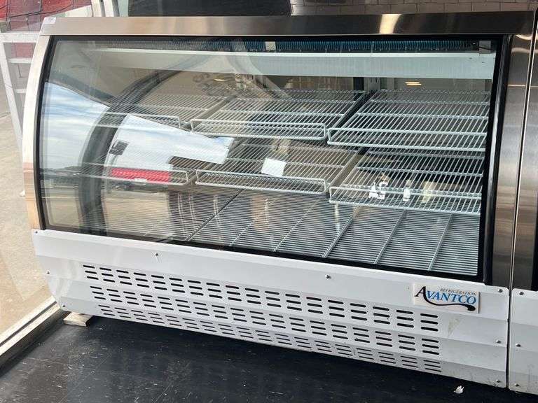 AVANTCO REFRIGERATION 178DLC64HCW 64" WHITE CURVED GLASS REFRIGERATED DELI CASE WITH 9 REMOVABLE METAL SHELVES VERY CLEAN GREAT WORKING CONDITION