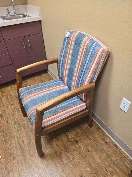 RETRO FABRIC CHAIR WITH SOLID WOODEN LEGS APROX 2'x2'x40"