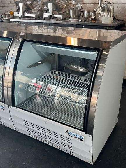 AVANTCO REFRIGERATION 178DLC36HCW 36" WHITE CURVED GLASS REFRIGERATED DELI CASE WITH 3 REMOVABLE METAL SHELVES VERY CLEAN GREAT WORKING CONDITION