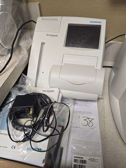 SIEMENS DCA VANTAGE ANALYZER POWERS ON WITH MANUALS, POWER CABLE, PRINTER PAPER, SOFTWARE, TEST CARTRIDGE AND OTHER ACCESSORIES INCLD.