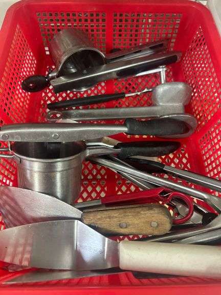 LOT OF COOKING UTENSILS