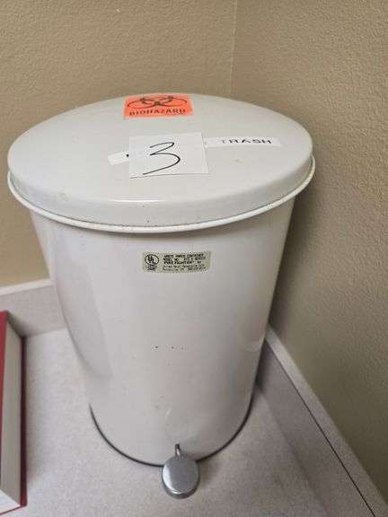 UNITED FIREFIGHTER ST3.5 SERIES METAL TRASH BIN WITH FOOT PEDAL APROX 1'DIA x 16"H