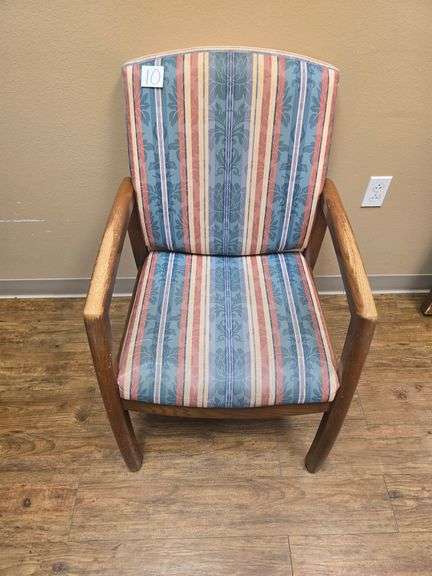 RETRO FABRIC CHAIR WITH SOLID WOODEN LEGS APROX 2'x2'x40"