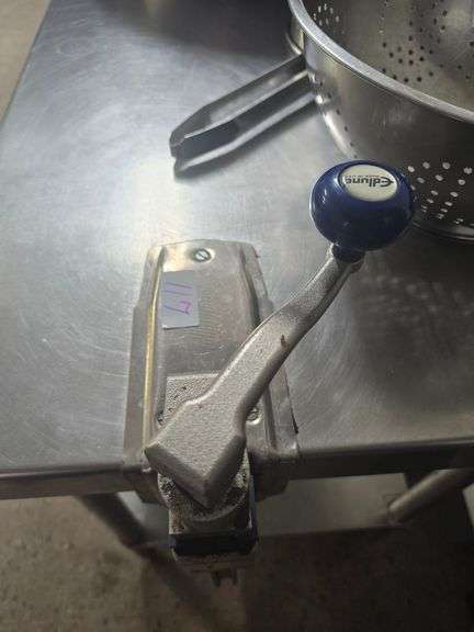 EDLUND MANUAL TABLE MOUNTED CAN OPENER *BUYER RESPONSIBLE FOR REMOVAL FROM TABLE