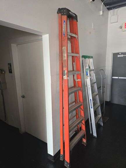 WERNER PROFESSIONAL LADDER 8' 300LB