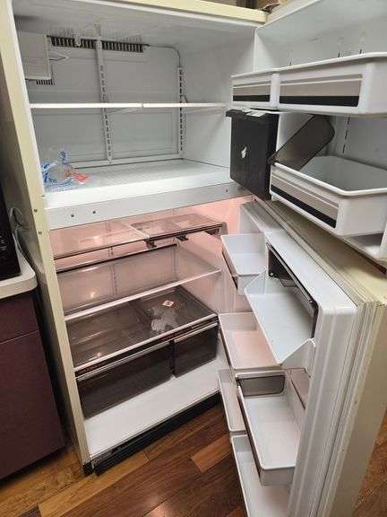 GE TBX25Z 24.8CU.FT. NO FROST REFRIGERATOR FREEZER WITH ICE MAKER APPEARS TO BE IN GOOD CLEAN CONDITION
