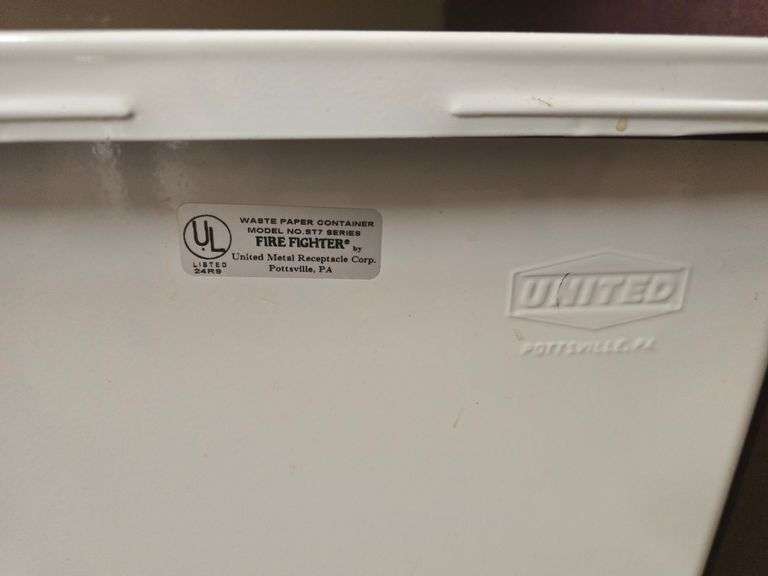 UNITED FIREFIGHTER ST7 SERIES METAL TRASH BIN WITH FOOT PEDAL APROX 13"x1'x18"H