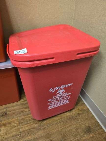 GO SHARPS BIOHAZARD REGULATED MEDICAL WASTE BIN APROX 18.5"SQ x 2'H WITH HANDLES AND LID *empty