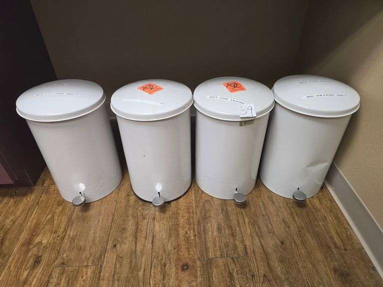 UNITED FIREFIGHTER ST3.5 SERIES METAL TRASH BIN WITH FOOT PEDAL APROX 1'DIA x 16"H