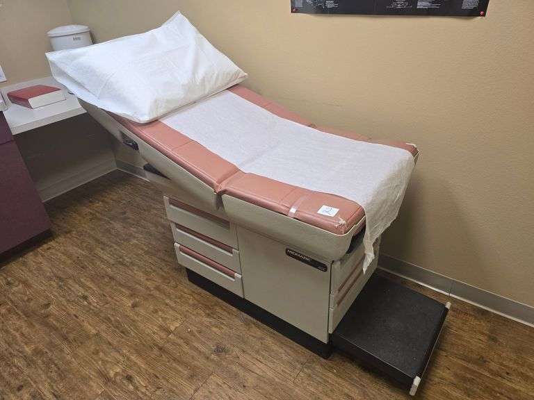MIDMARK 404 MANUAL EXAM TABLE WITH 3-DRAWERS APROX 53"x2'x43"