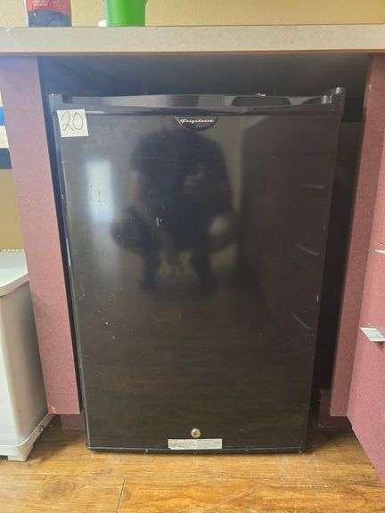 FRIGIDAIRE BLACK MINI FRIDGE