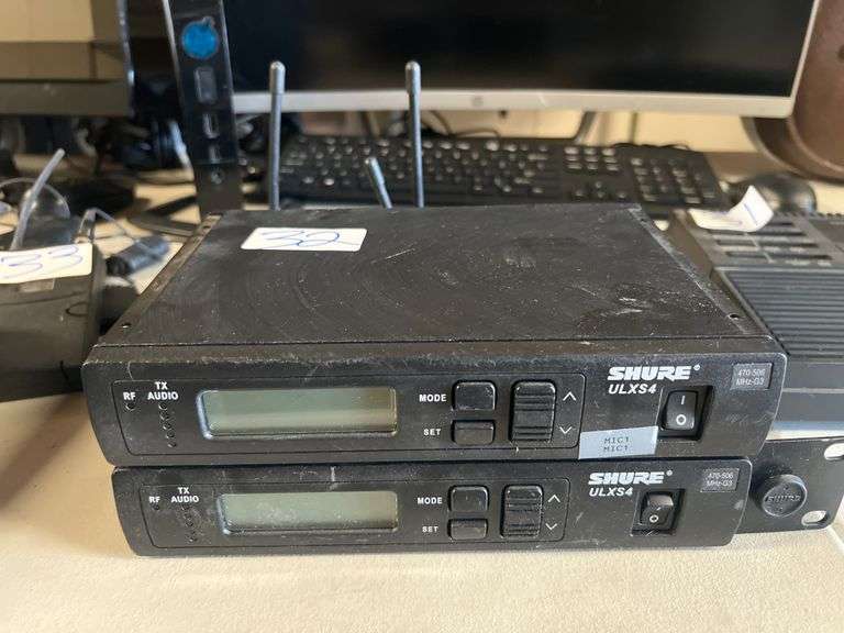 SHURE ULXS4 RECEIVER WITH SHURE SM58 BATTERY OPERATED MIC INCLD.