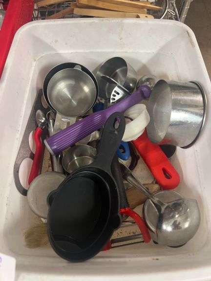 LOT OF VARIOUS MEASURING UTENSILS