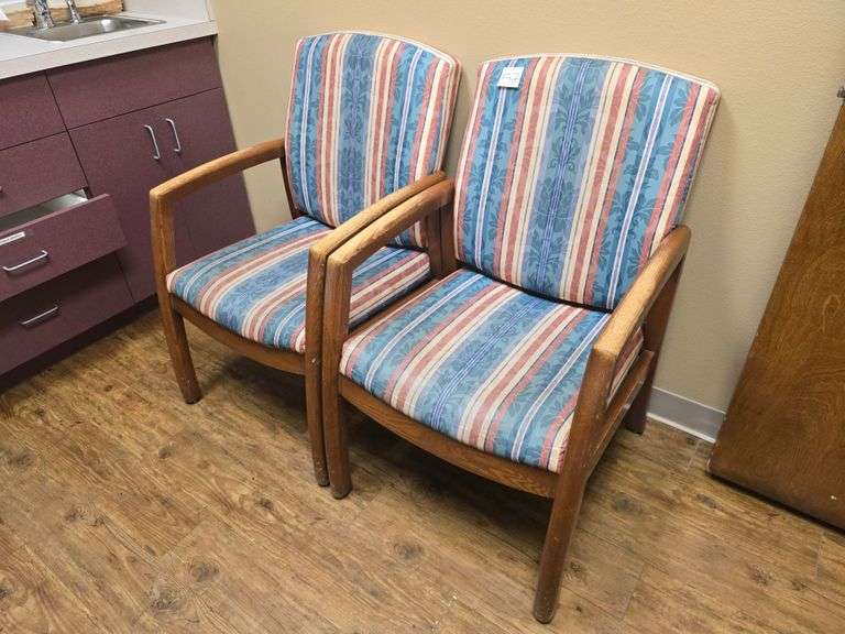 RETRO FABRIC CHAIR WITH SOLID WOODEN LEGS APROX 2'x2'x40"