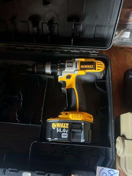 DEWALT 14.4V BATTERY OPERATED 1/2" XRP CORDLESS DRILL DRIVER DCD920 WITH BATTERY AND CASE INCLD.