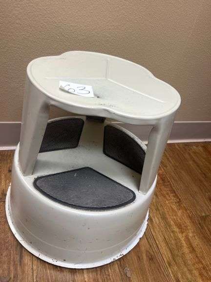 METAL 3-WHEEL ROLLING STEP STOOL