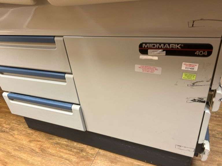 MIDMARK 404 MANUAL EXAM TABLE WITH 3-DRAWERS APROX 53"x2'x43"