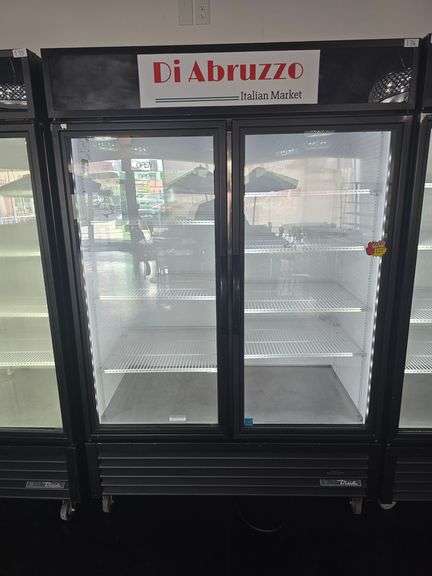 TRUE GDM-49-HC~TSL01 COMMERCIAL 2-DOOR REFRIGERATOR WITH 7-INNER SHELVES, ON WHEELS, IN GREAT WORKING CLEAN CONDITION