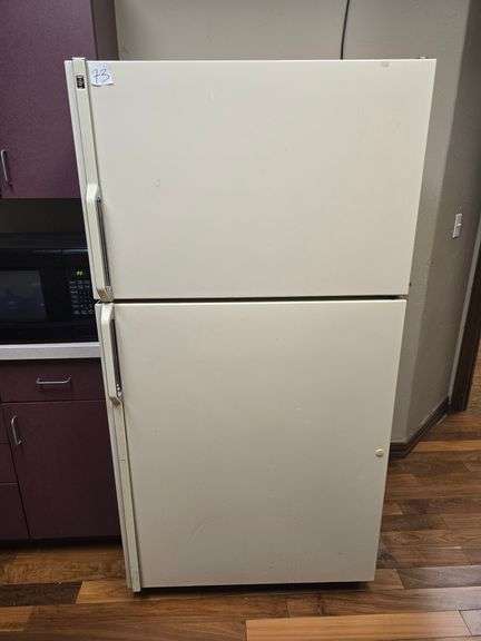 GE TBX25Z 24.8CU.FT. NO FROST REFRIGERATOR FREEZER WITH ICE MAKER APPEARS TO BE IN GOOD CLEAN CONDITION