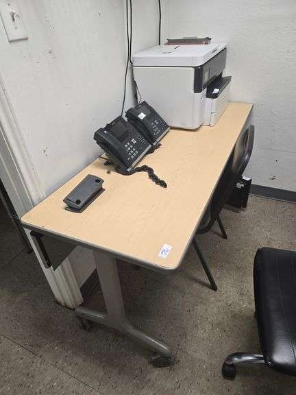 ECONOMY DESK ON WHEELS APROX 5'x2'x29"